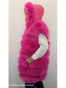 Gilet sans manche rose fushia à capuche de profil.